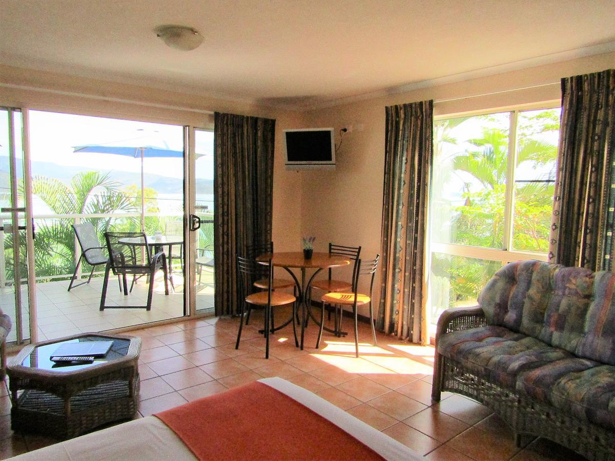 Sunlit Waters Studio Apartments Airlie Beach Exterior photo