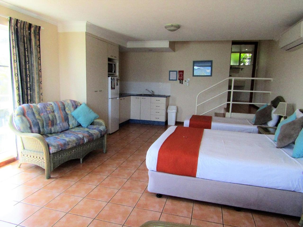 Sunlit Waters Studio Apartments Airlie Beach Exterior photo