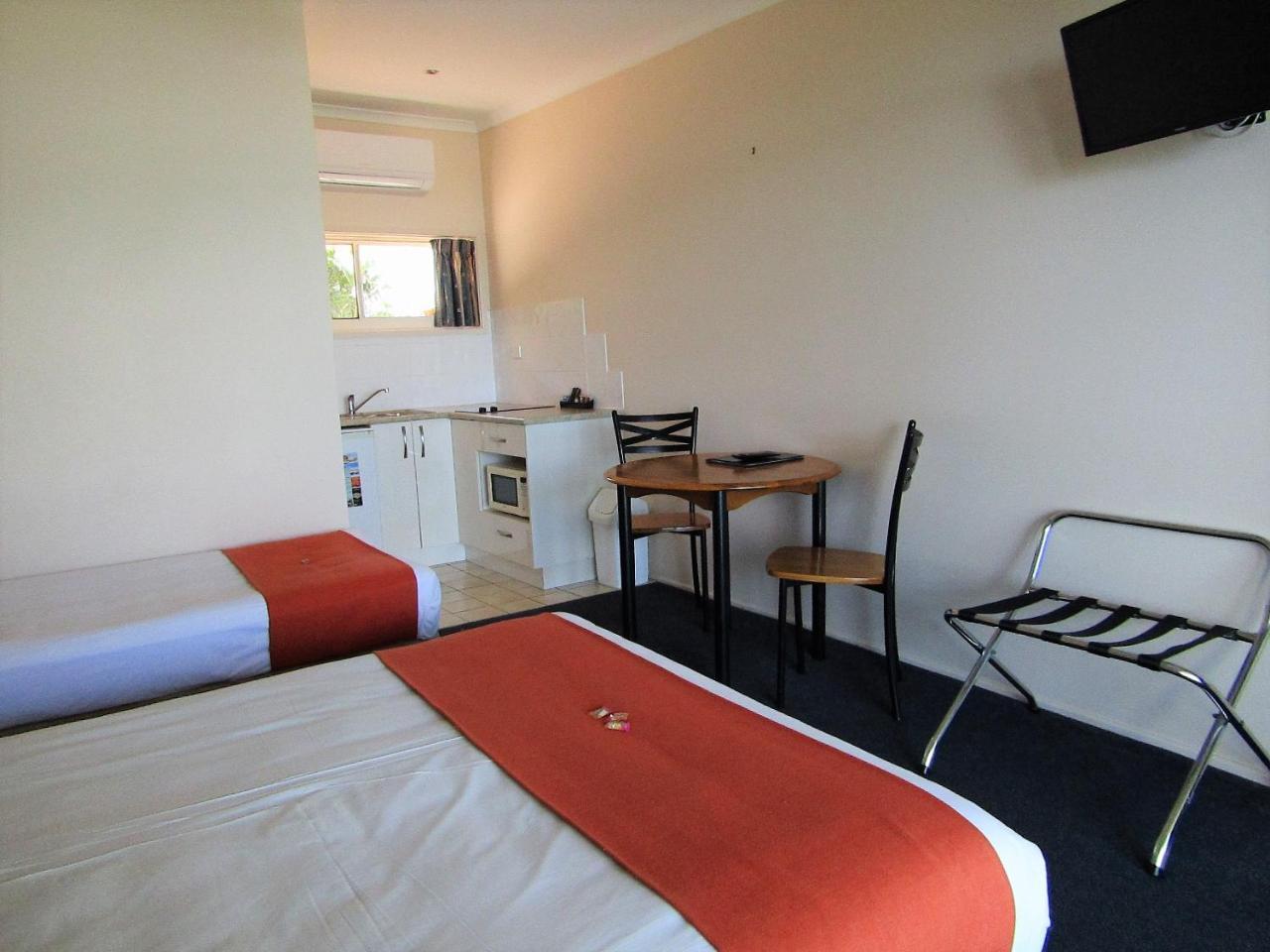 Sunlit Waters Studio Apartments Airlie Beach Exterior photo