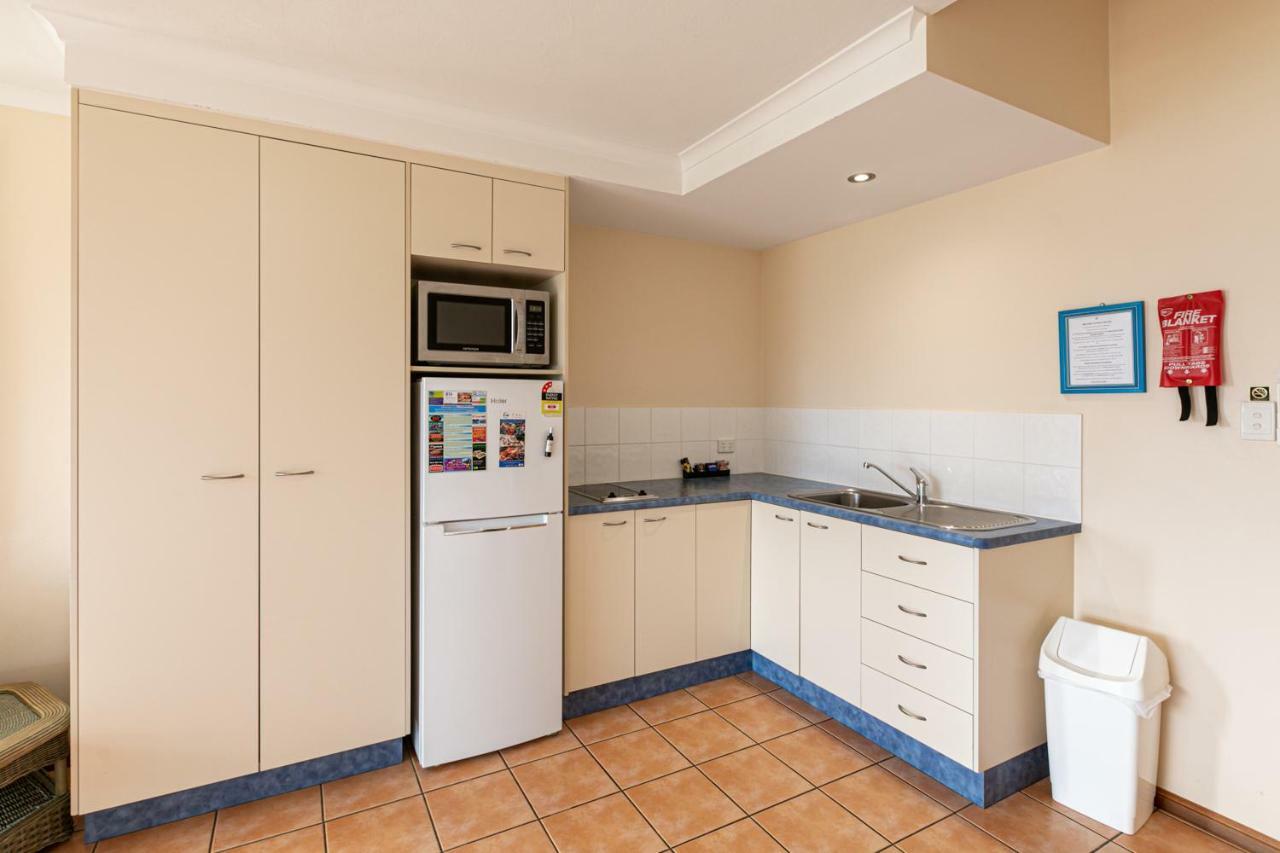 Sunlit Waters Studio Apartments Airlie Beach Exterior photo