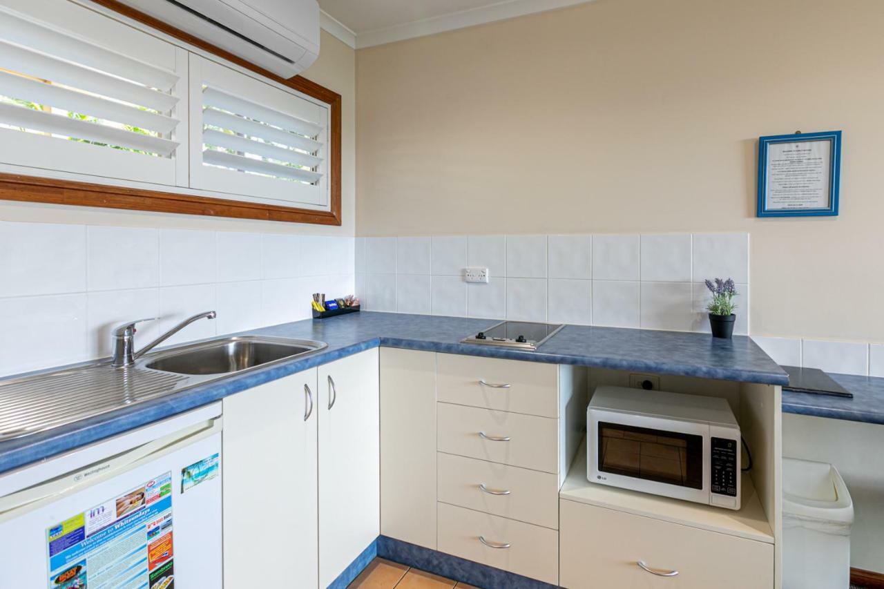 Sunlit Waters Studio Apartments Airlie Beach Exterior photo