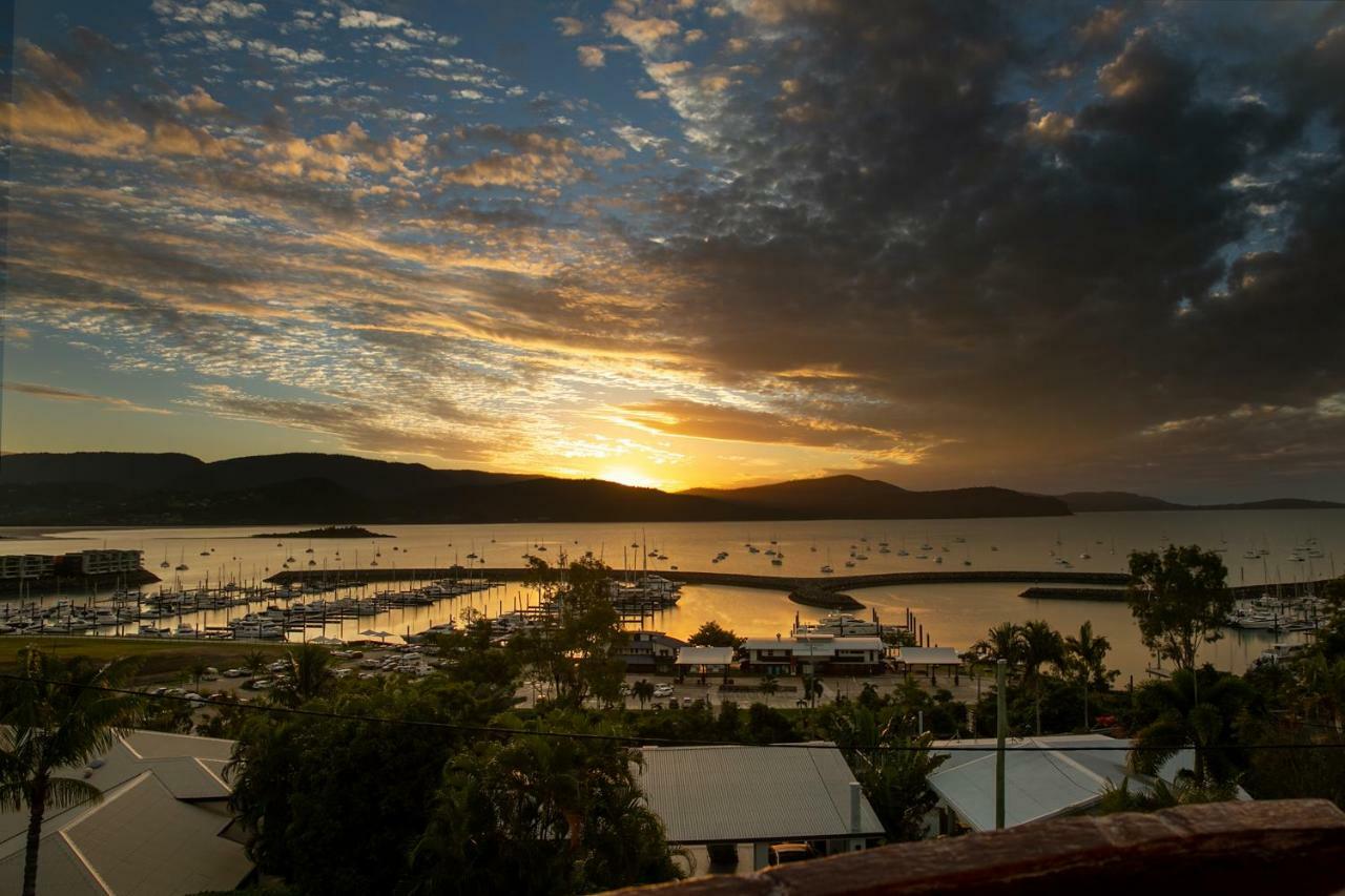 Sunlit Waters Studio Apartments Airlie Beach Exterior photo