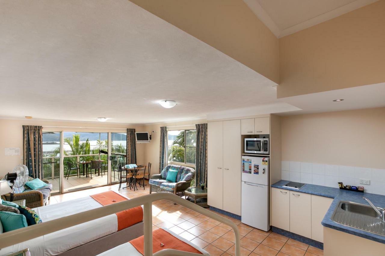 Sunlit Waters Studio Apartments Airlie Beach Exterior photo