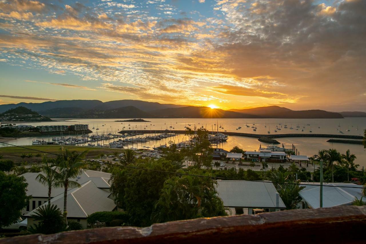 Sunlit Waters Studio Apartments Airlie Beach Exterior photo