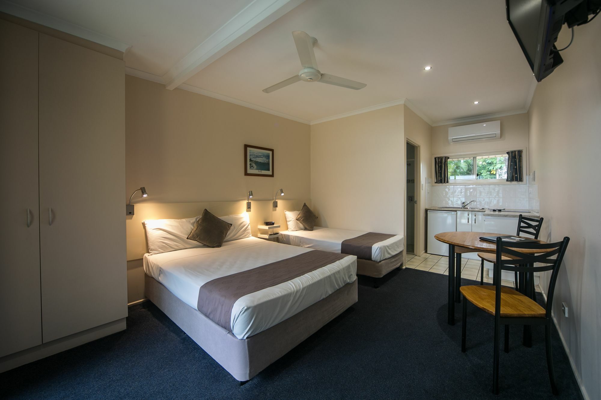 Sunlit Waters Studio Apartments Airlie Beach Exterior photo